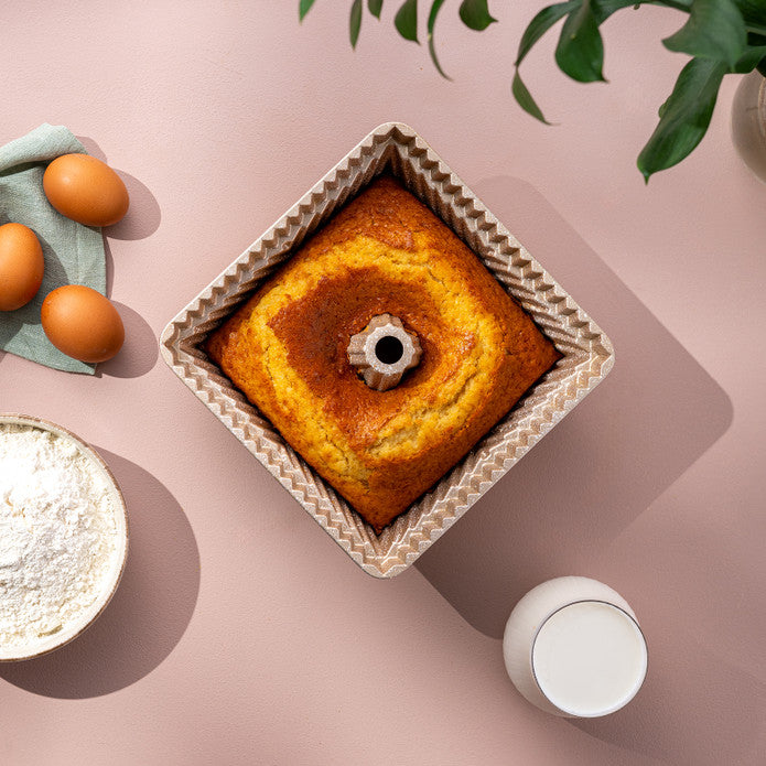 إيمسان قالب كيك مربع ذهبي فاتح