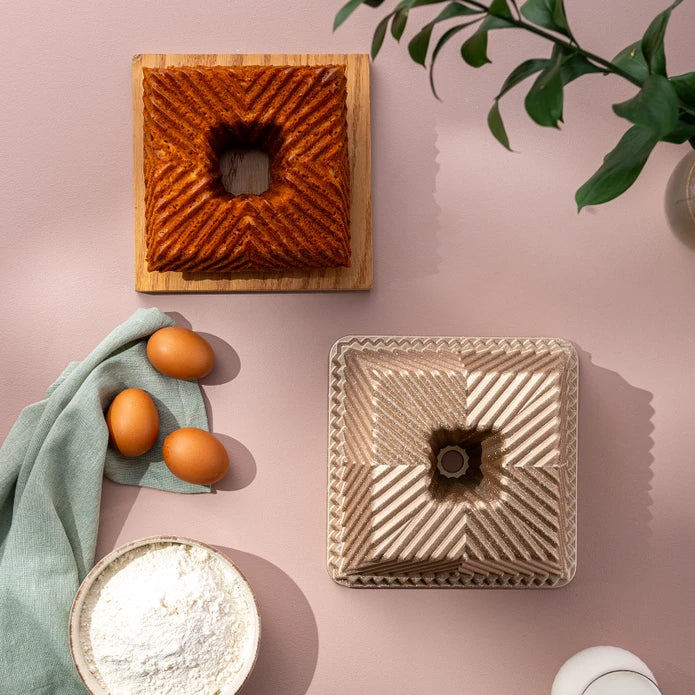 إيمسان قالب كيك مربع ذهبي فاتح